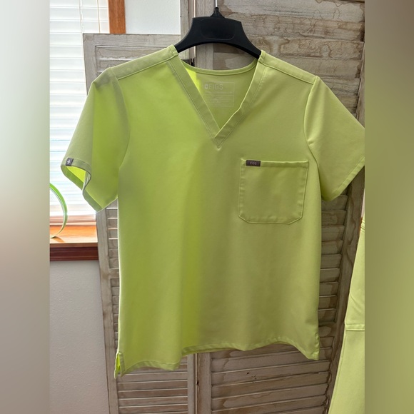 Figs Women's Scrub Set in Light Green - Picture 2 of 3